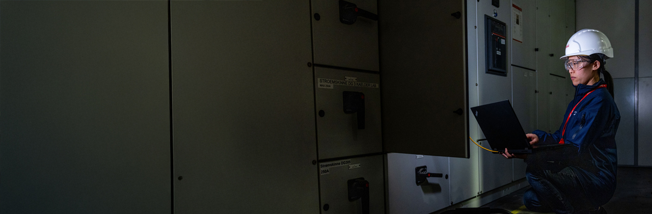 Nainen tukee Danfossin asiakasta DrivePro Expert Support -tuen avulla