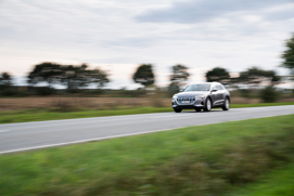 Elektroauto auf einer Landstraße