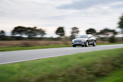 Elektroauto auf einer Landstraße