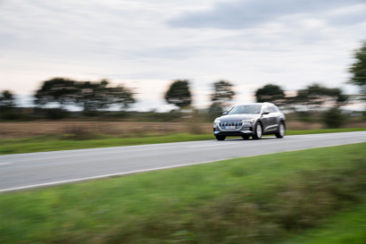 Elektroauto auf einer Landstraße